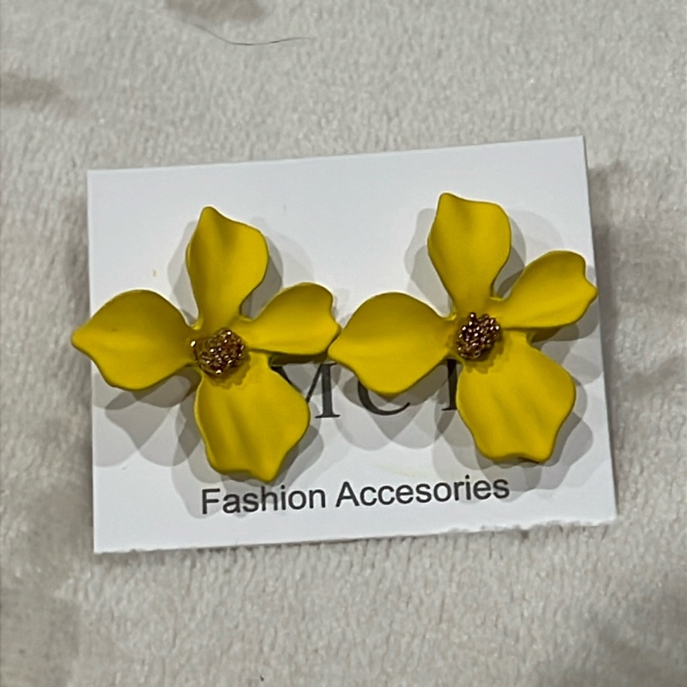 Yellow flower stud earrings-NWT